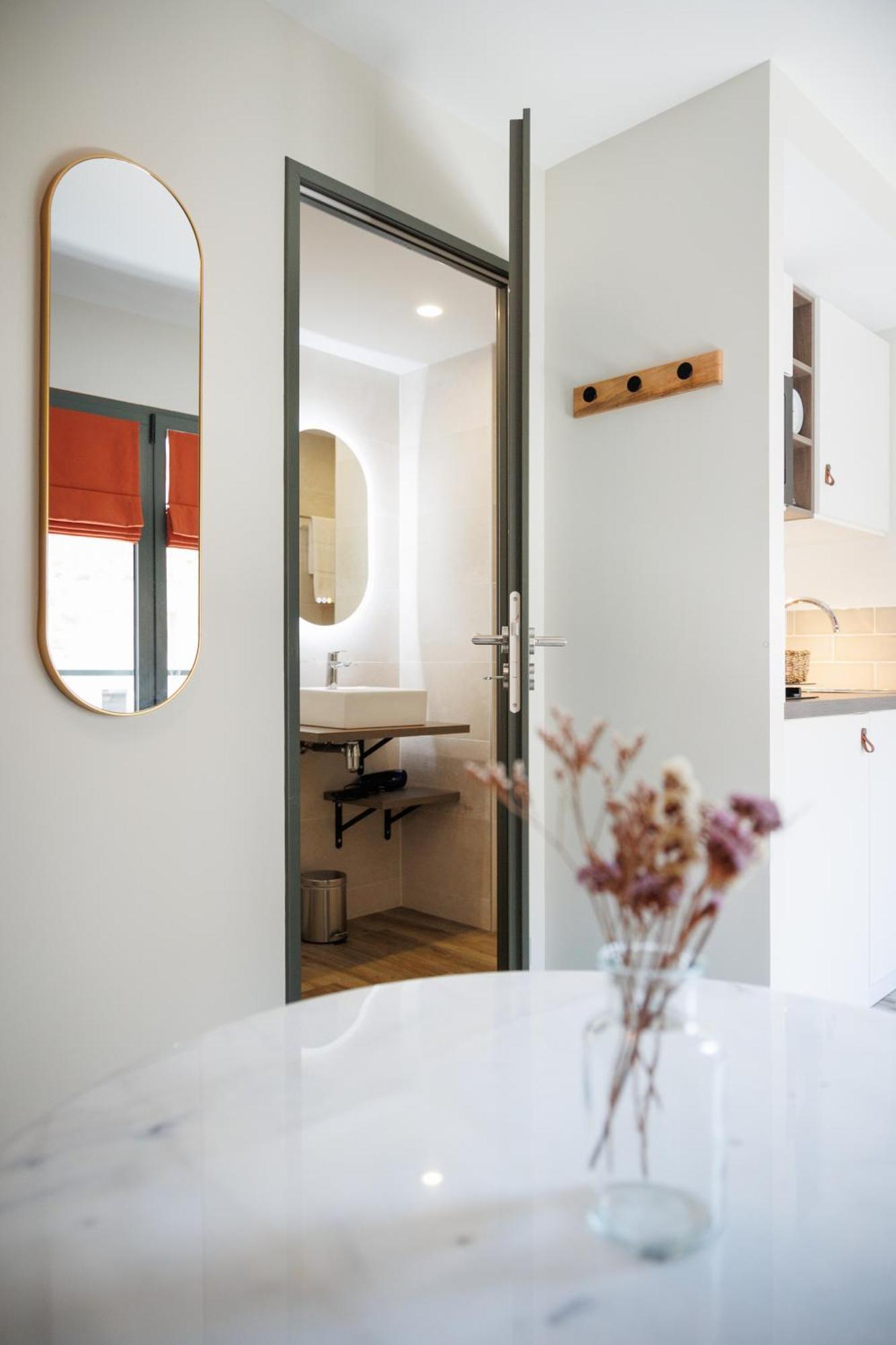 Appart'Hotel Le Corot - Acces Autonome - Saint-Junien Centre Bagian luar foto